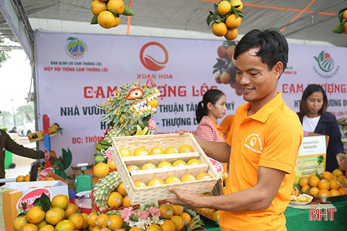 Những gian hàng “níu chân” khách ở Lễ hội Cam và sản phẩm nông nghiệp Hà Tĩnh
