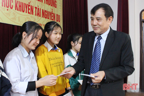 Quỹ Khuyến học, khuyến tài Nguyễn Du trao 448 suất học bổng cho giáo viên, học sinh