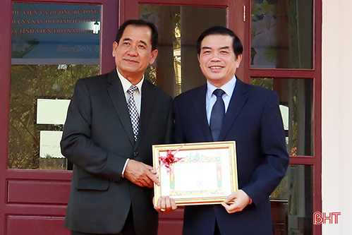 Tỉnh Hà Tĩnh được trao tặng Huân chương Lao động hạng Ba của Chủ tịch nước CHDCND Lào