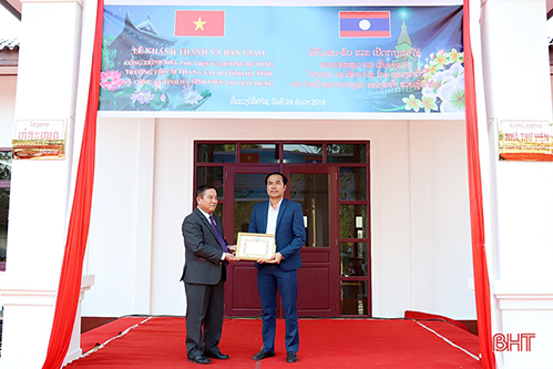 Tỉnh Hà Tĩnh được trao tặng Huân chương Lao động hạng Ba của Chủ tịch nước CHDCND Lào