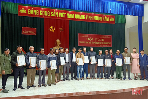 Trao giấy chứng nhận VietGAP cho người trồng cam Hương Sơn