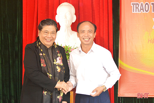 Phó Chủ tịch Quốc hội Tòng Thị Phóng thị sát vùng bãi ngang Hà Tĩnh và tặng quà đối tượng chính sách