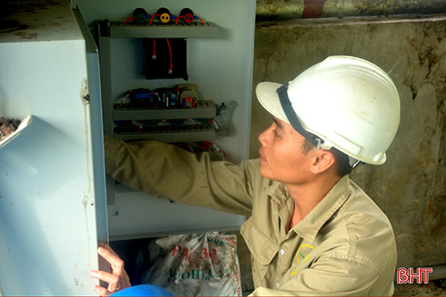 Chàng kỹ sư và anh nông dân trẻ Hà Tĩnh bắt tay xử lý nước thải chăn nuôi
