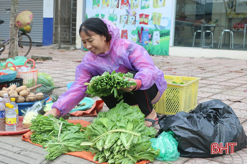 Rau xanh tăng giá trong ngày “lấy vía” đầu năm ở Hà Tĩnh