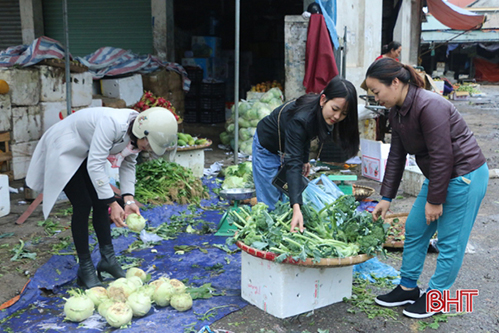 Rau xanh tăng giá trong ngày “lấy vía” đầu năm ở Hà Tĩnh
