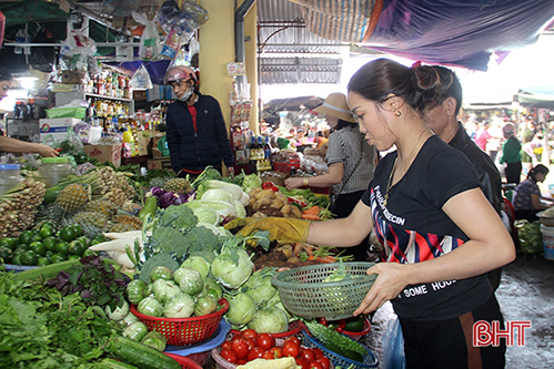 Thị trường ngày 28 Tết ở Hà Tĩnh: Giá thịt, rau tăng nhẹ, người dùng khá dễ mua!