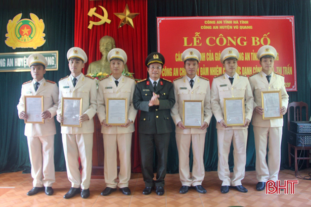 Đại diện Công an tỉnh trao quyết định điều động cho các cán bộ công an chính quy về đảm nhiệm chức vụ tại Công an thị trấn Vũ Quang và Công an xã Hương Minh