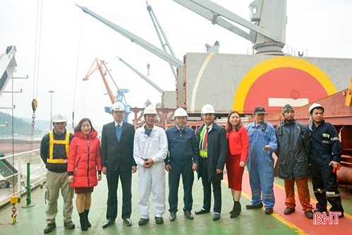 Phó Chủ tịch UBND tỉnh Hà Tĩnh chúc mừng chuyến tàu cập cảng Vũng Áng đầu năm mới