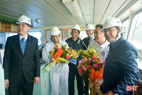 Phó Chủ tịch UBND tỉnh Hà Tĩnh chúc mừng chuyến tàu cập cảng Vũng Áng đầu năm mới