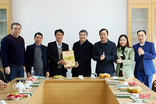 Chủ tịch UBND tỉnh Trần Tiến Hưng kiểm tra sản xuất và tham gia trồng cây đầu xuân tại huyện Vũ Quang