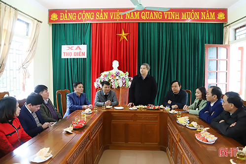 Chủ tịch UBND tỉnh Trần Tiến Hưng kiểm tra sản xuất và tham gia trồng cây đầu xuân tại huyện Vũ Quang