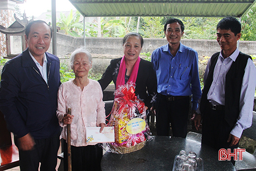 Chủ nhiệm UBKT Tỉnh ủy Nguyễn Thị Gái chúc tết, tặng quà các gia đình chính sách ở Đức Thọ