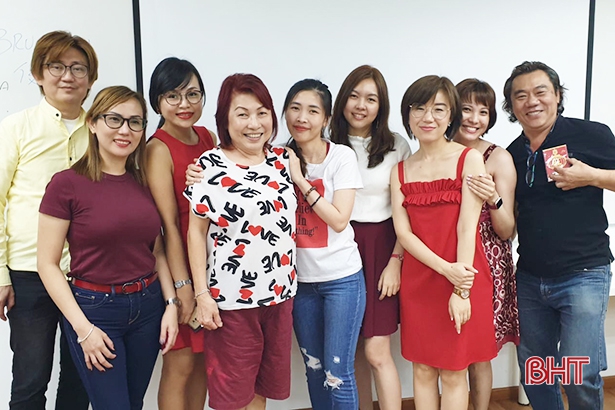 Lê Thị Ngọc Ánh (thứ 5 từ trái sang) cùng bạn bè, đồng nghiệp tại Trường Olympus Learning Academy (Singapore).