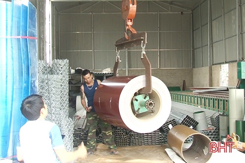 Thanh niên Hà Tĩnh bỏ thủ đô về quê mở xưởng cán tôn, kinh doanh sắt thép, thu 5 tỷ đồng/năm