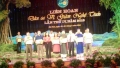 Ban Tổ chức trao giải cho các CLB tại Liên hoan