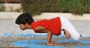Mỗi sáng, cô bé Shruti đều dạy yoga cho khoảng vài chục người khác. Ảnh: Odditty.