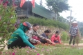 Hội viên phụ nữ thôn Cừa Lĩnh xã Đức Lĩnh  chăm sóc hoa trên trục đường trung tâm thôn
