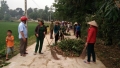 Hội viên phụ nữ thôn 2 xã Hương Thọ dọn vệ sinh trên trục đường trung tâm xã