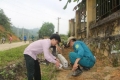 Các lực lượng đỡ đầu phối hợp với nhân dân thôn Hoa Thị ra quân dọn vệ sinh môi trường, xây dựng bồn hoa cây cảnh