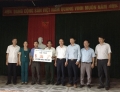 Đại diện Lãnh đạo Sở Nông nghiệp và PTNT, Công đoàn ngành trao tặng 50 triệu đồng cho  xã Phù Lưu