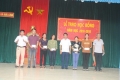 Lãnh đạo huyện Vũ Quang trao quà cho giáo viên có hoàn cảnh khó khăn vươn lên dạy tốt