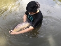 Ảnh: Nghị giới thiệu chú cá kimlong đang được nuôi tại trang trại ở xã Sông Trầu (huyện Trảng Bom)