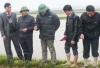 Phó Chủ tịch UBND tỉnh Lê Đình Sơn và đoàn kiểm tra tình hình sinh trưởng của lúa gieo thẳng tại xã Cẩm Thăng (Cẩm Xuyên)