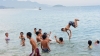 Biển Nha Trang trở thành nơi "giải nóng" với nhiều người - Ảnh: TIẾN THÀNH