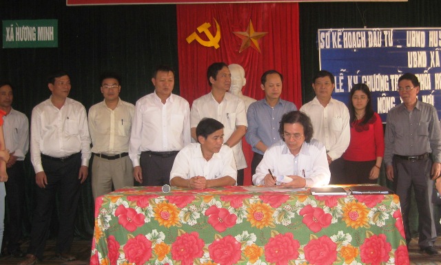 Lễ ký kết đỡ đầu xây dựng nông thôn mới xã Hương Minh