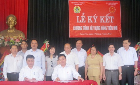 Các đại biểu chứng kiến lễ ký kết phối hợp đỡ đầu giữa xã Cẩm Yên với Liên Đoàn lao động tỉnh