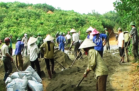 Chi hội nông dân thôn Tân Hưng: Ra quân làm đường cứng bê tông