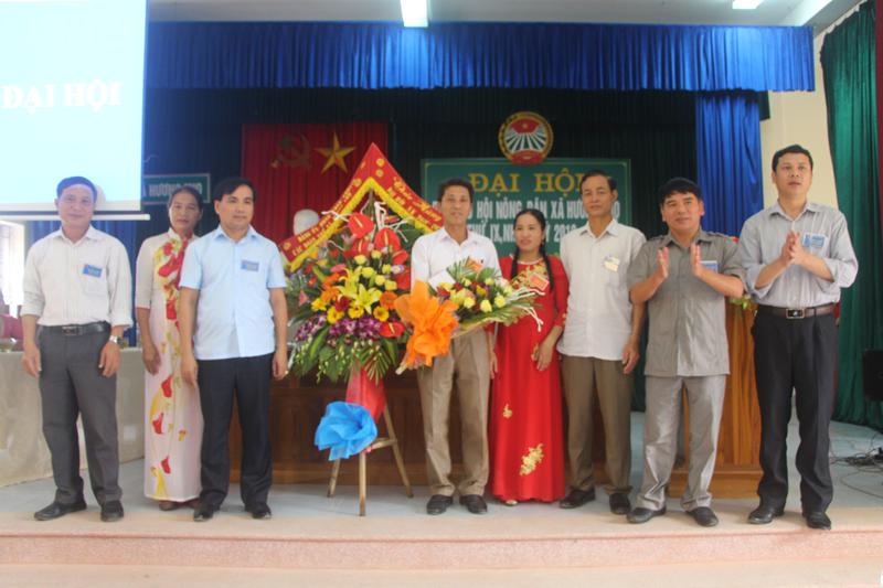 Lãnh đạo huyện, xã tặng hoa chúc mừng Đại hội