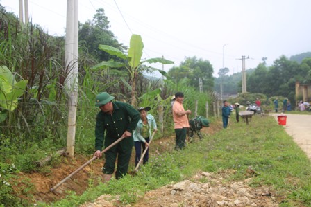 Cơ quan Hạt Kiểm Lâm phối hợp với nhân dân thôn Ngân Mốc trồng và bu cây xanh dọc theo trục đường trung tâm.