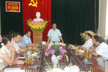 Đồng chí Nguyễn Đăng Kỷ - Phó Bí thư Thường trực Huyện ủy phát biểu tại buổi gặp mặt