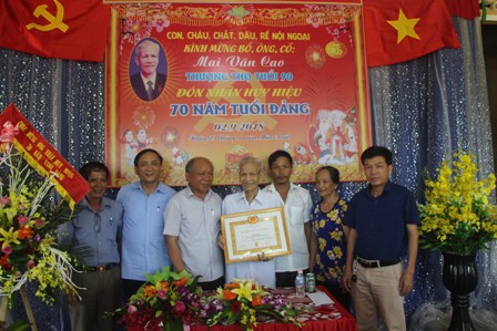 Lãnh đạo huyện Vũ Quang trao huy hiệu 70 năm tuổi Đảng cho Đảng viên Mai Văn Cao