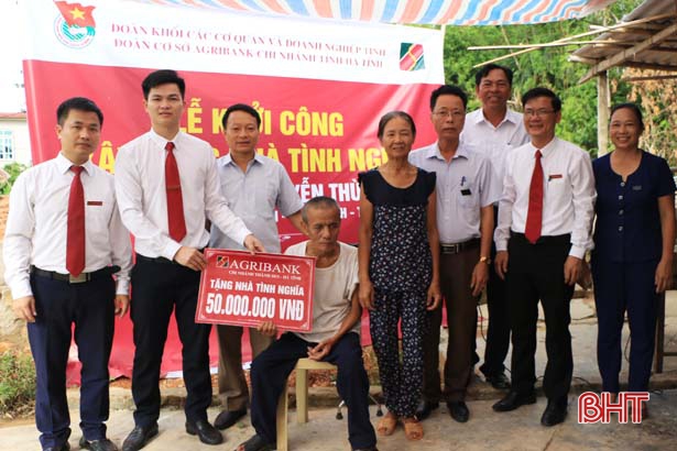 Agribank Hà Tĩnh tài trợ 300 triệu đồng xây dựng nhà tình nghĩa