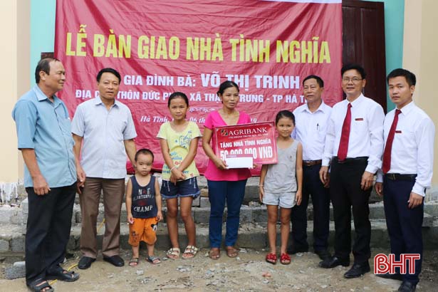 Agribank Hà Tĩnh tài trợ 300 triệu đồng xây dựng nhà tình nghĩa