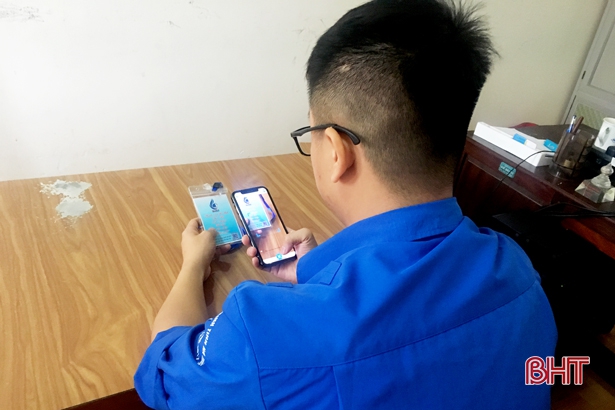 Quét mã QR khai thác tài liệu, tiện ích “không giấy tờ” ở Hà Tĩnh
