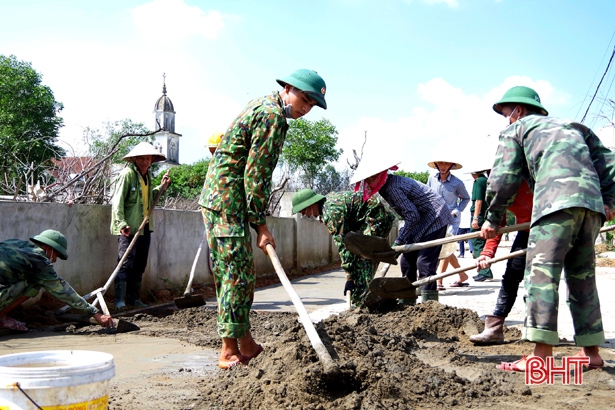 Gần 100 CBCS Trung đoàn 841 giúp dân Cẩm Xuyên làm nông thôn mới