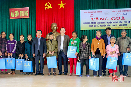 Ngân hàng Nhà nước Việt Nam trao 3,75 tỷ đồng hỗ trợ người nghèo, trường học ở Hà Tĩnh