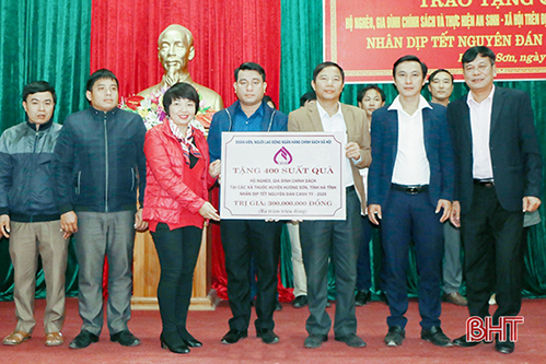 Ngân hàng Nhà nước Việt Nam trao 3,75 tỷ đồng hỗ trợ người nghèo, trường học ở Hà Tĩnh