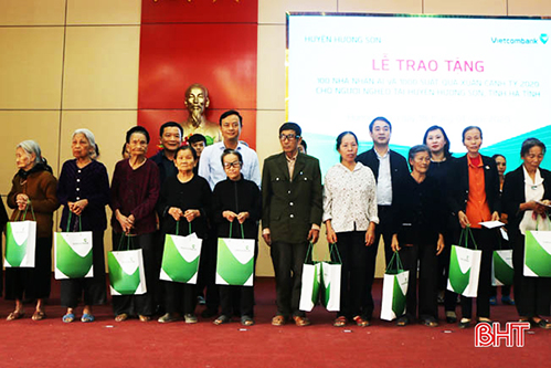 Vietcombank hỗ trợ 5 tỷ xây nhà tình nghĩa cho người nghèo Hương Sơn