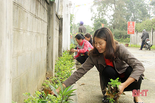 Nữ trưởng thôn góp công biến “điểm nóng” thành khu dân cư kiểu mẫu ở xã miền biển Hà Tĩnh