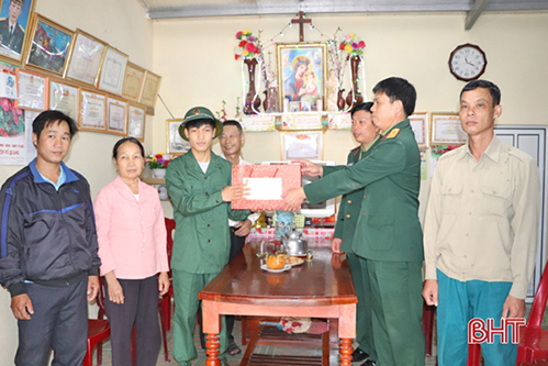 Vũ Quang gặp mặt, tặng quà 36 tân binh trước lúc lên đường nhập ngũ