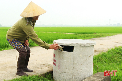 Huyện lúa Hà Tĩnh chi hơn 140 triệu lắp đặt hàng trăm bể chứa vỏ thuốc BVTV trên đồng 