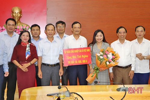 Tập đoàn Cao su Việt Nam hỗ trợ 50 triệu đồng xây nhà tình nghĩa ở Vũ Quang