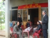 Ông Cao Xuân Dũng (đứng bên trái) - Phó Chủ tịch Thường trực Hội Nông dân thị xã Hương Trà trao nhà tình thương cho gia đình ông Sinh.