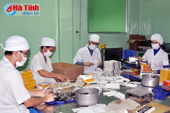 Với các sản phẩm Sắc Phụ Hương, Hoàn Xích Hương, Phalintop tự làm chủ công nghệ và trực tiếp sản xuất, Công ty CP Dược Hà Tĩnh trở thành đơn vị đầu tiên của Hà Tĩnh được cấp Giấy chứng nhận doanh nghiệp KH&CN.