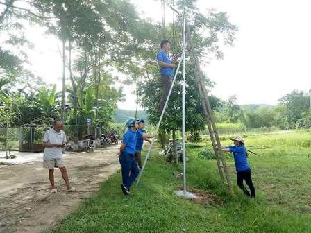 : Đoàn viên thanh niên xã Đức Giang hỗ trợ lắp đặt 1 km đường điện thanh niên thắp sáng làng quê tuyến Rú Cháy, thuộc thôn 1 Văn Giang