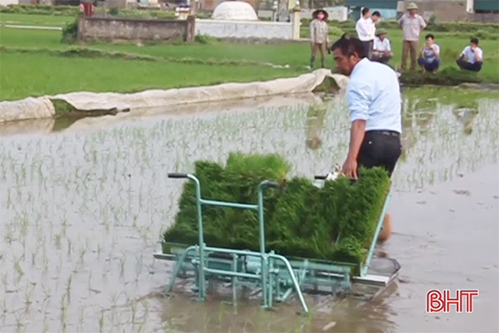 Nông dân Hà Tĩnh “mục sở thị” cấy lúa bằng máy trên đồng ruộng